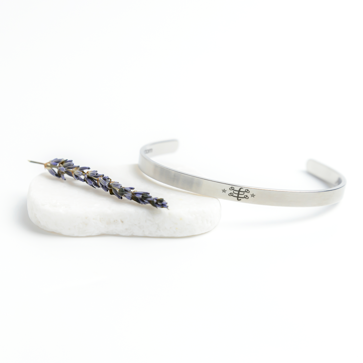 Ring_Stone__Bahai_symbol_jewelery__Bah_Silver_Lifestyle_03_Mockup.png_15530914